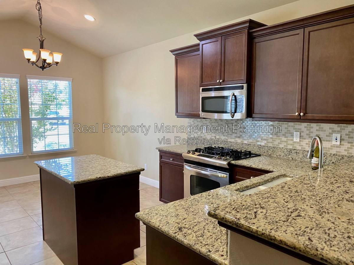 8616 N Garden Ave, Fresno, CA 93720 - House for Rent - Image 3