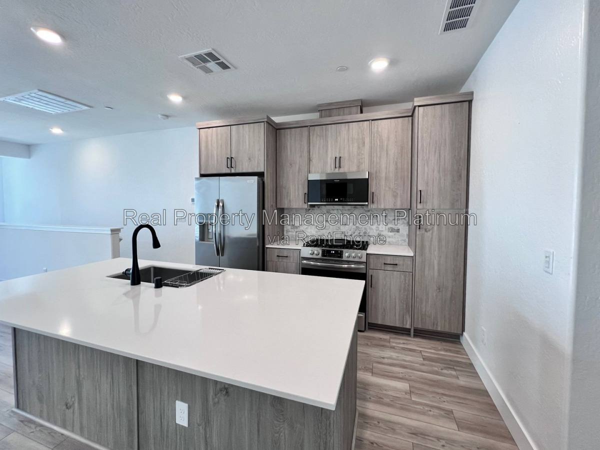 Townhouse for rent at 10954 N Honeysuckle Dr, Fresno, CA 93730