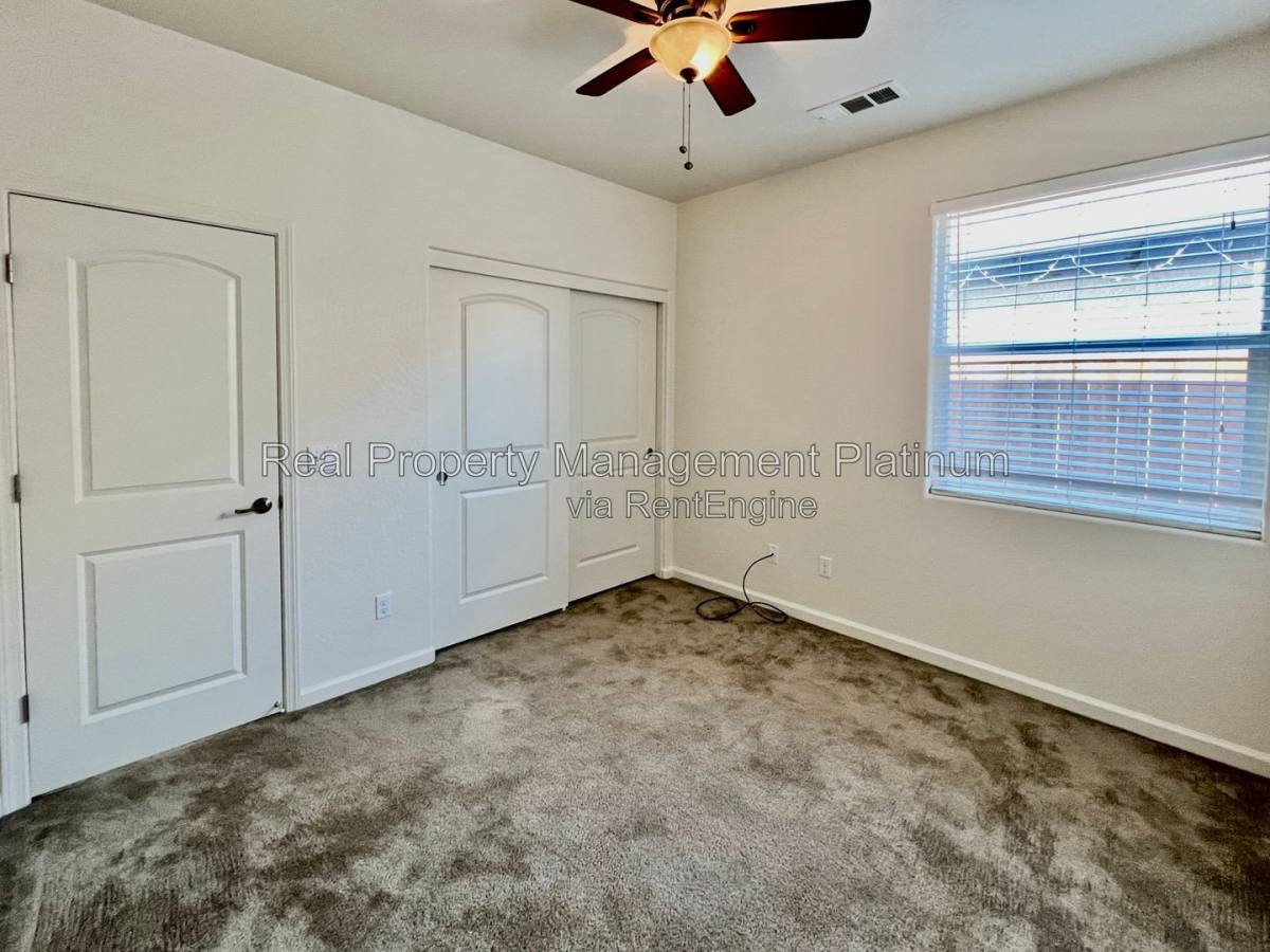 5585 E Edna Ave, Fresno, CA 93727 - House for Rent - Image 12