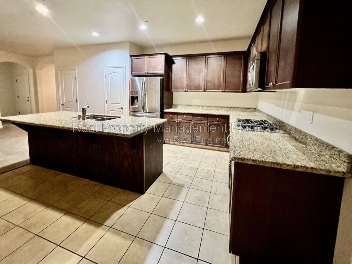 5585 E Edna Ave, Fresno, CA 93727 - House for Rent - Image 2