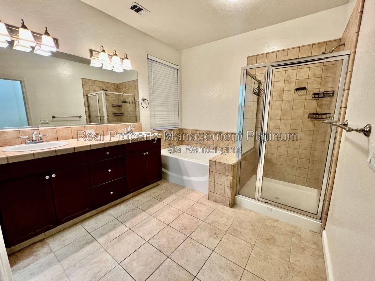 5585 E Edna Ave, Fresno, CA 93727 - House for Rent - Image 8