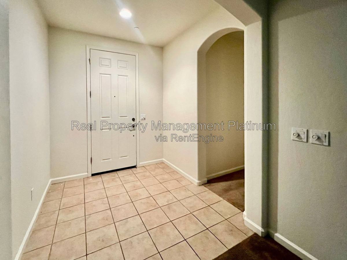 5585 E Edna Ave, Fresno, CA 93727 - House for Rent - Image 6