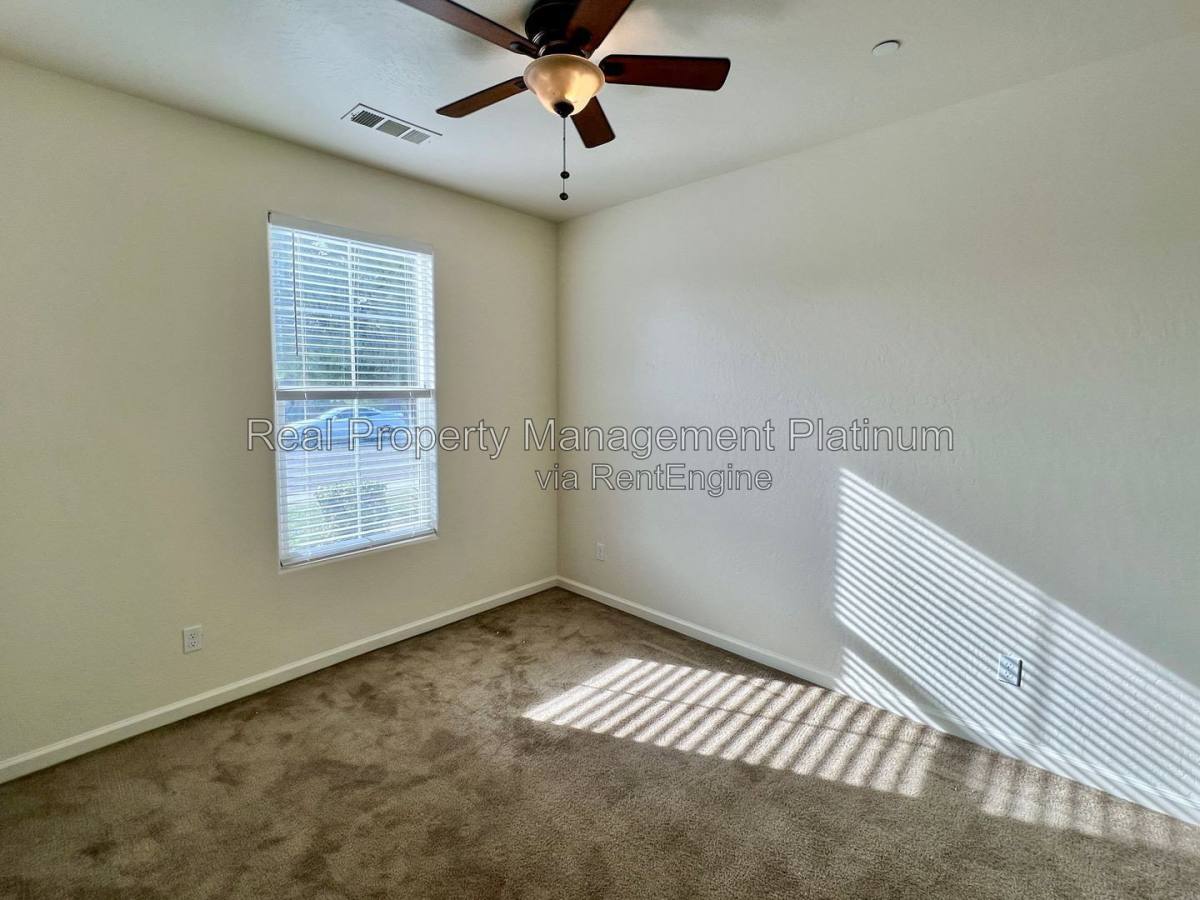 5585 E Edna Ave, Fresno, CA 93727 - House for Rent - Image 9