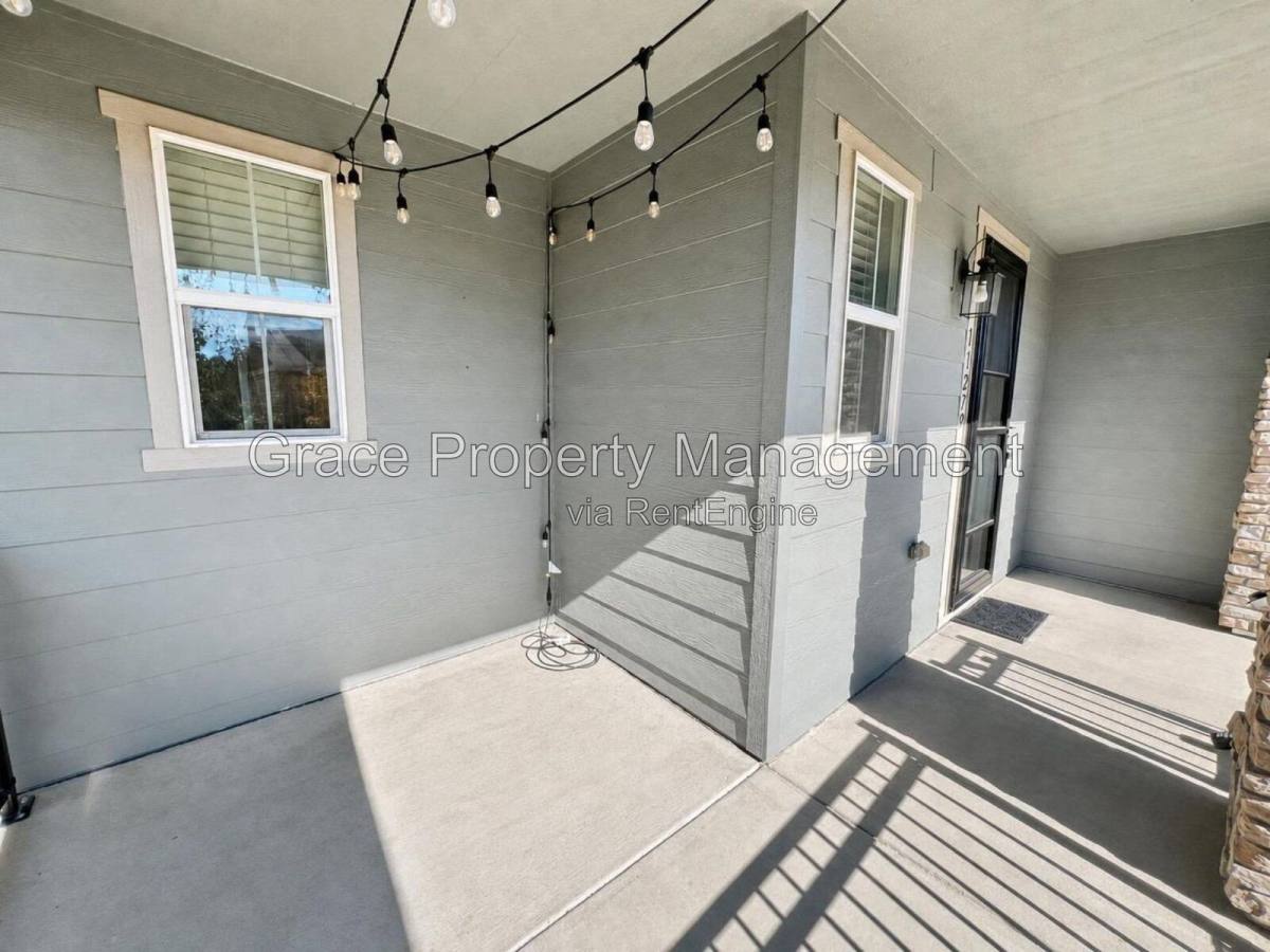11279 E 25th Dr, Aurora, CO 80010 - Townhouse for Rent - Image 2