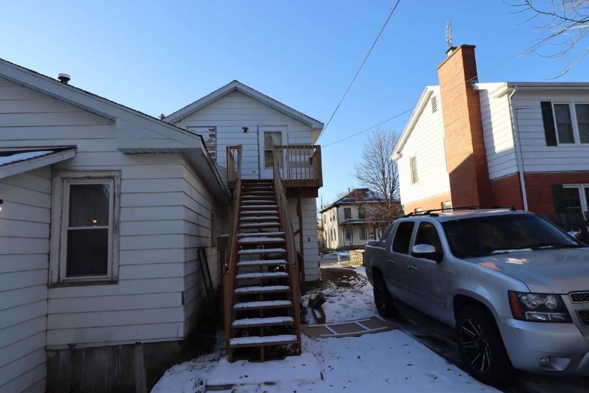 122 S State St, Upper Unit, Berlin, WI 54923 - Apartment for Rent - Image 3