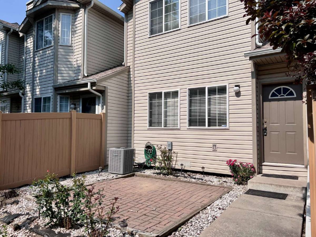 12251 E Tennessee Dr, Aurora, CO 80012 - Townhouse for Rent - Image 3