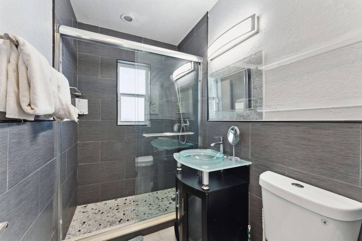 1631 N Andrews Square, Fort Lauderdale, FL 33311 - House for Rent - Image 3