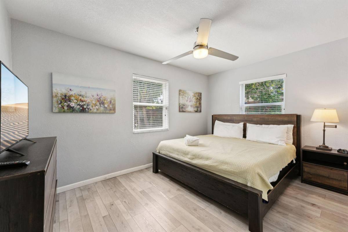 1631 N Andrews Square, Fort Lauderdale, FL 33311 - House for Rent - Image 2
