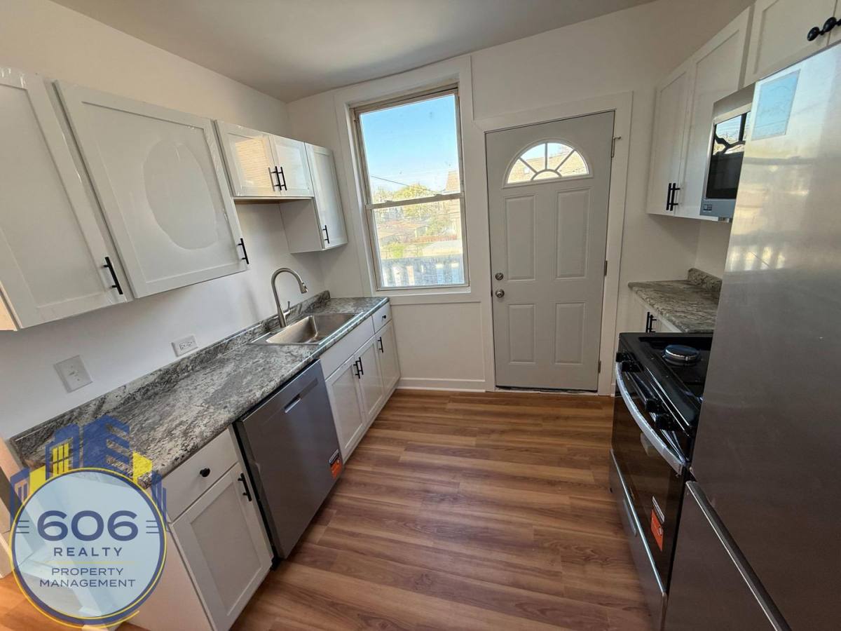 3440 W Montrose Ave #2, Chicago, IL 60618 - Apartment for Rent - Image 2