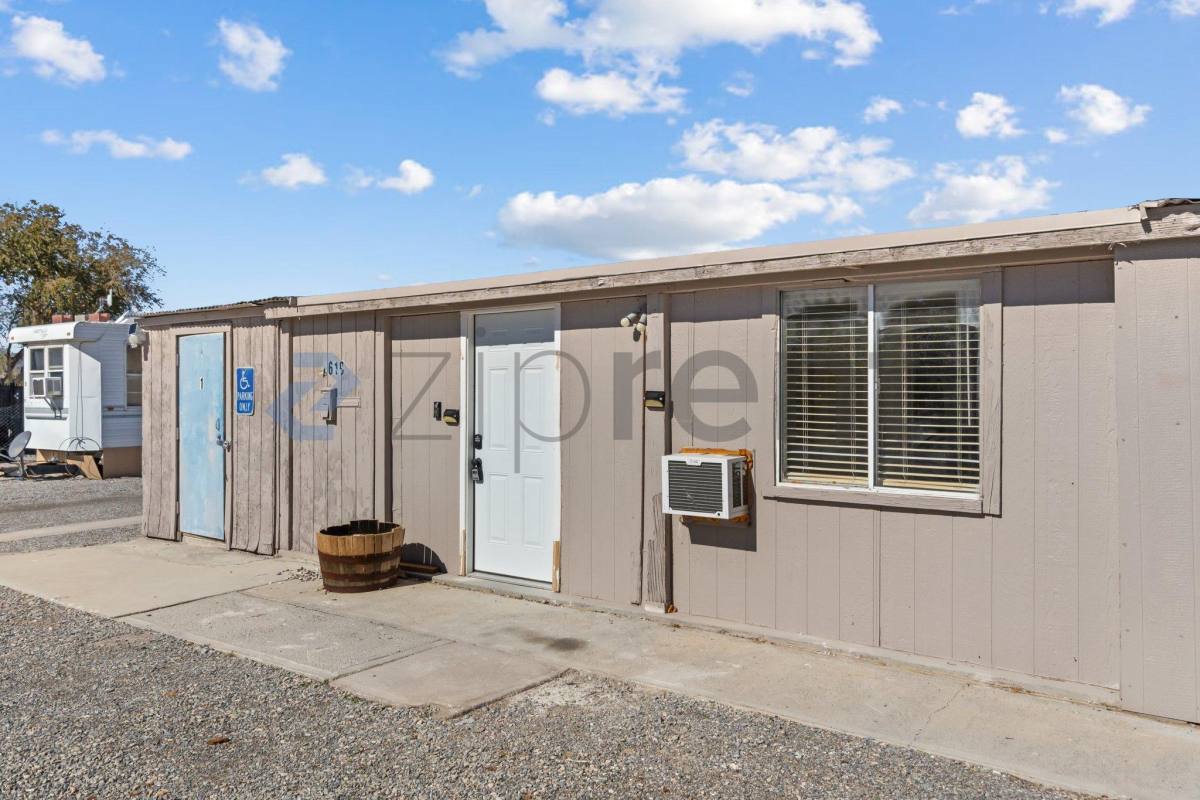 1610 W Donner St, Pahrump, NV 89048 - Condo for Rent - Image 2