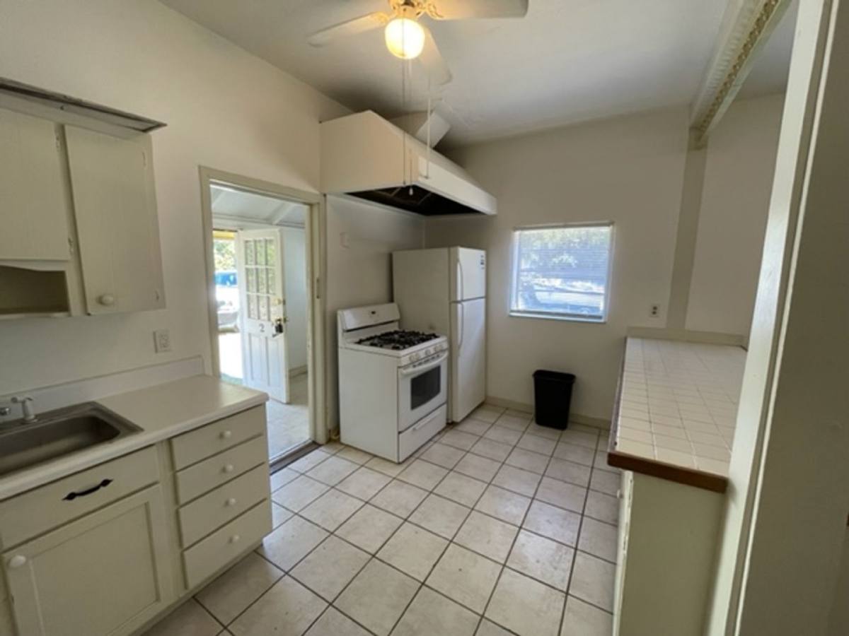 734 NE 3rd Ave #2, Gainesville, FL 32601 - House for Rent - Image 2