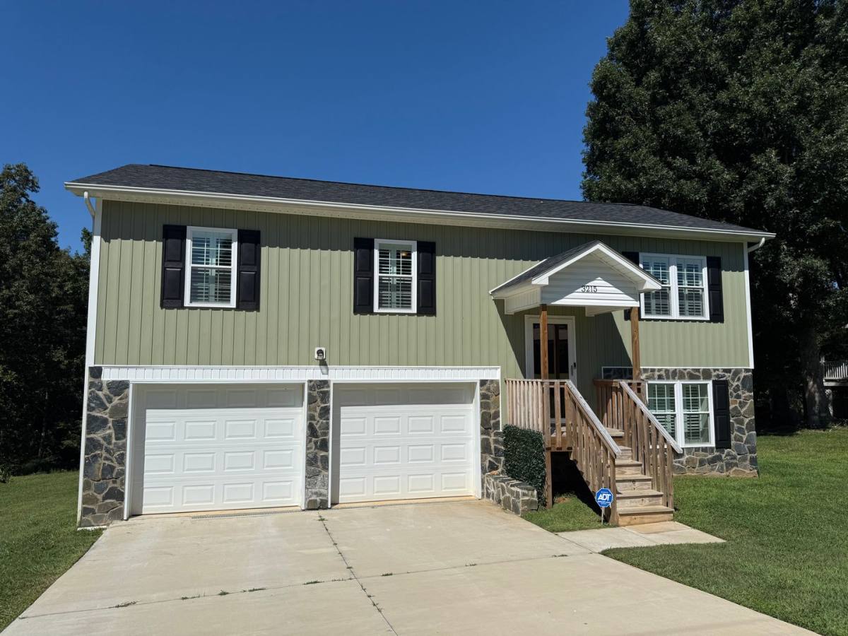 3215 24th St NE, Hickory, NC 28601 - House for Rent - Image 1