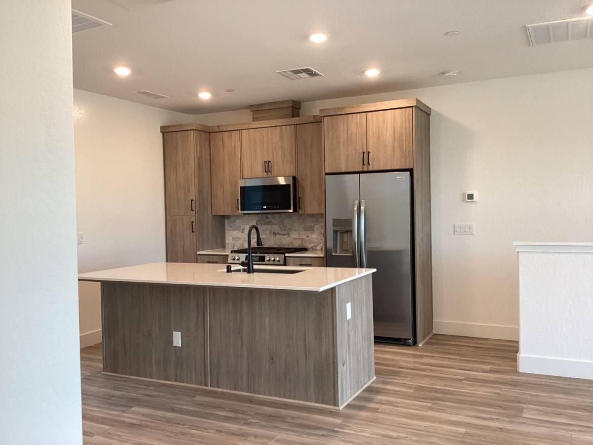 652 W Mahogony Lane, Clovis, CA 93611 - Townhouse for Rent - Image 8