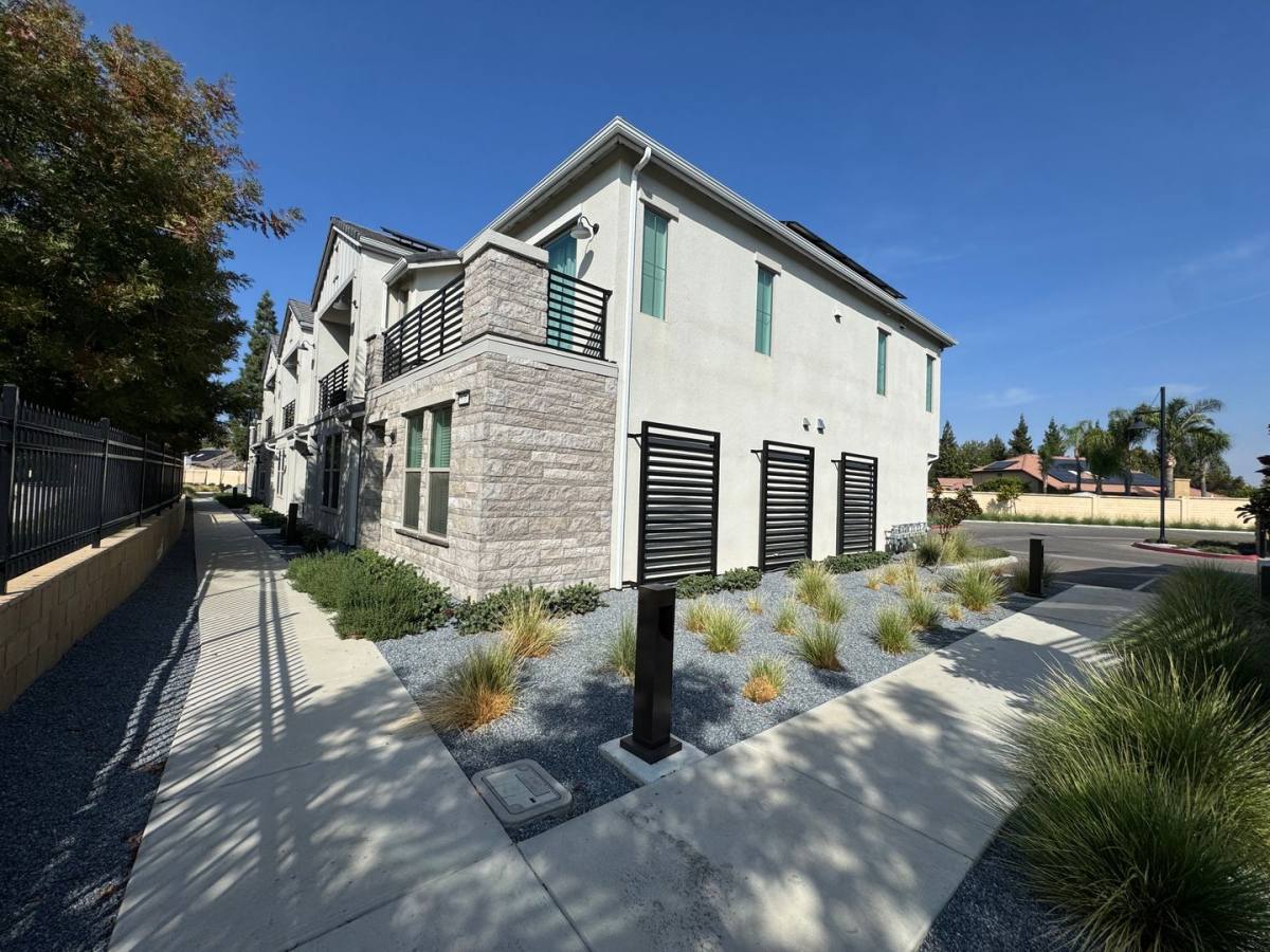 Townhouse for rent at 652 W Mahogony Lane, Clovis, CA 93611