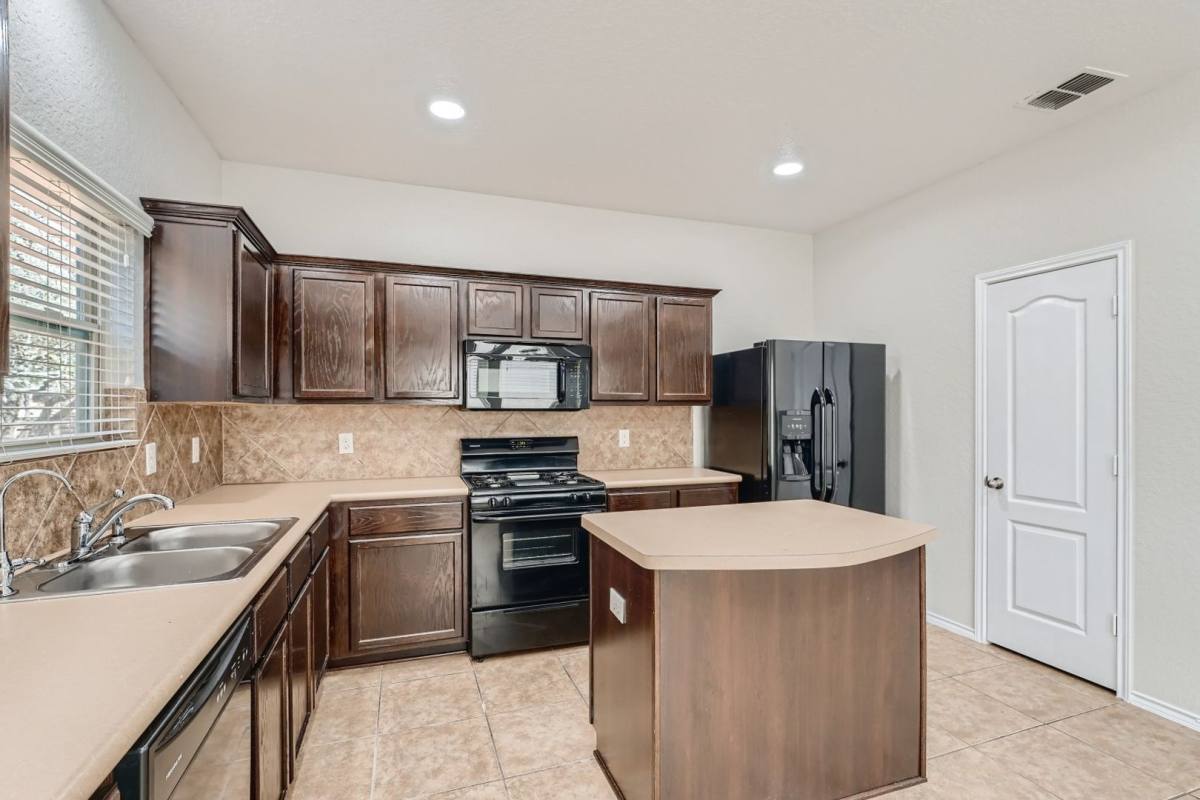 427 Unicorn Ranch, San Antonio, TX 78245 - House for Rent - Image 9