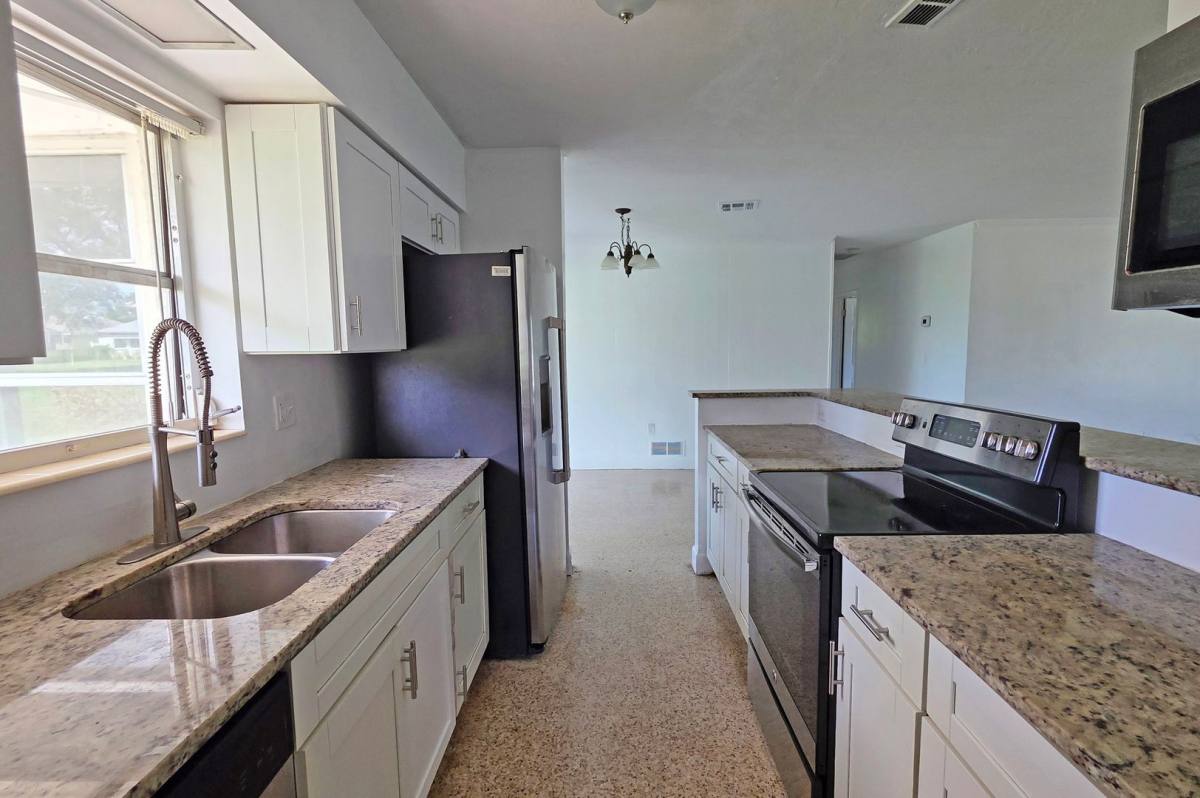 714 Magellan Dr, Sarasota, FL 34243 - House for Rent - Image 7