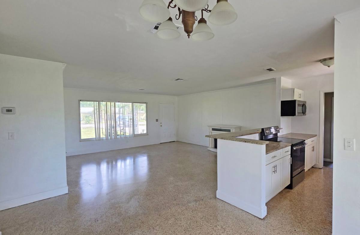 714 Magellan Dr, Sarasota, FL 34243 - House for Rent - Image 9