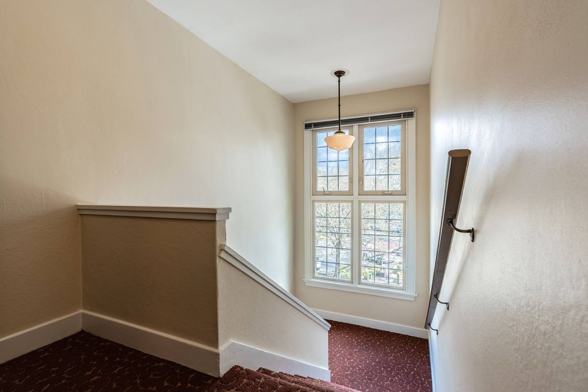 Loch Kelden, 1809 41st Ave E, Seattle, WA 98112 - Apartment for Rent - Image 10