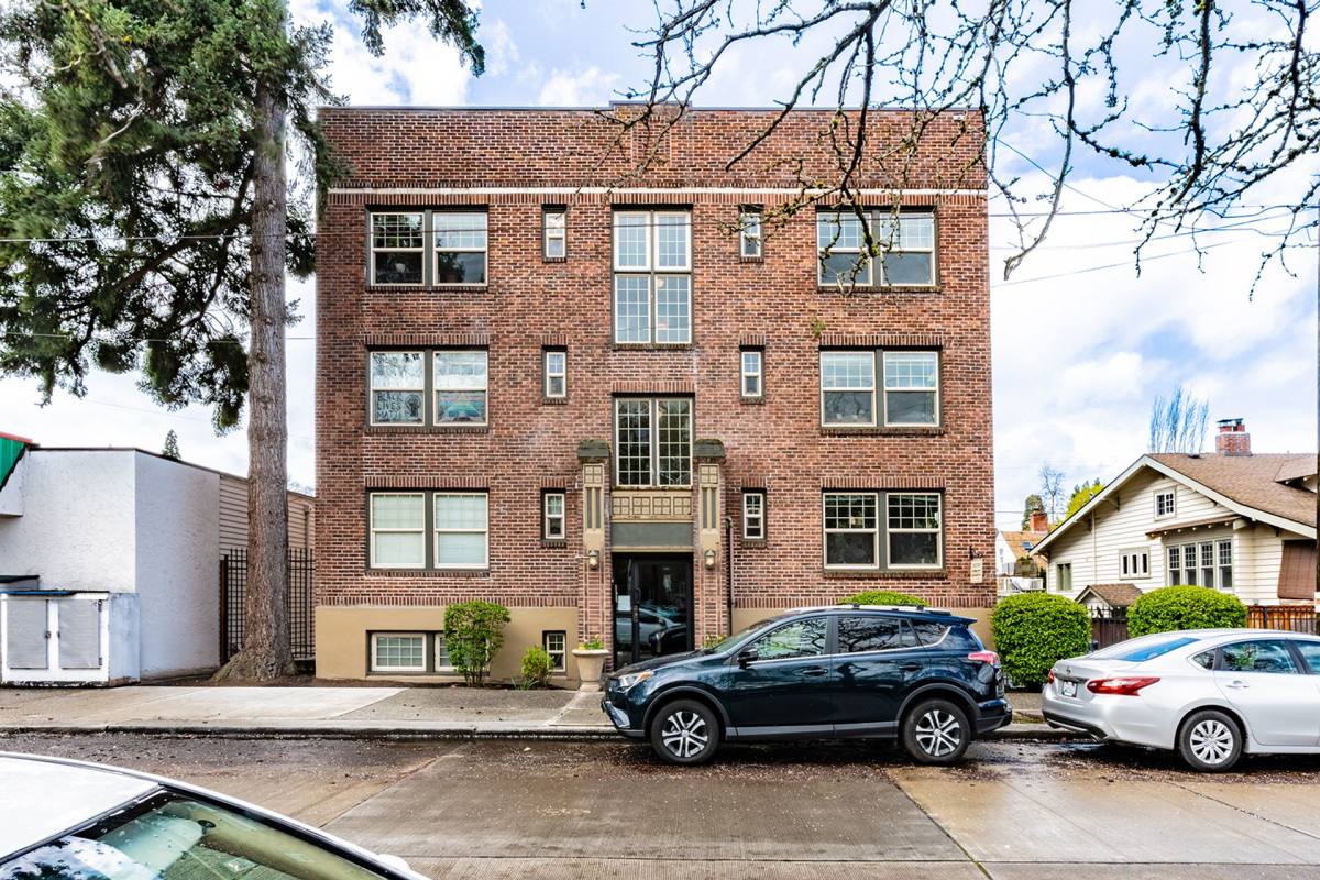 Loch Kelden, 1809 41st Ave E, Seattle, WA 98112 - Apartment for Rent - Image 2