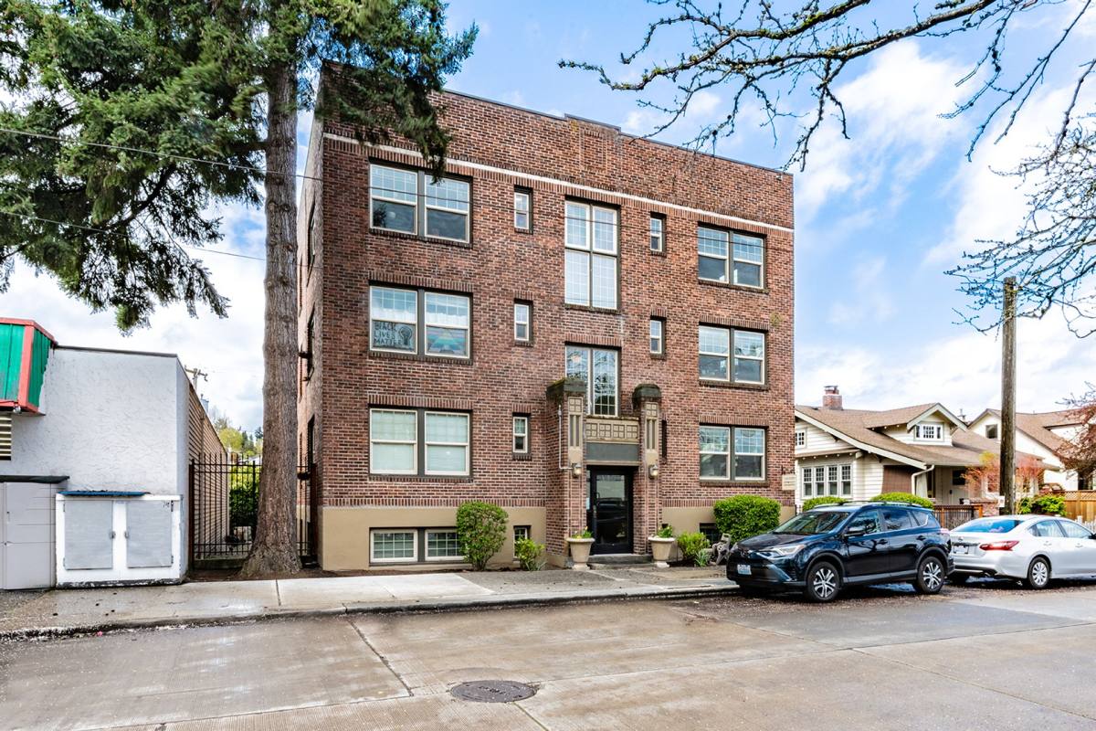 Loch Kelden, 1809 41st Ave E, Seattle, WA 98112 - Apartment for Rent - Image 3
