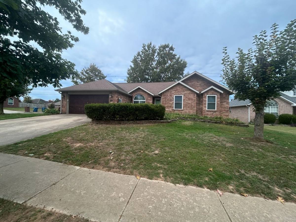 2012 SW Spruce Rd, Bentonville, AR 72713 - House for Rent - Image 3