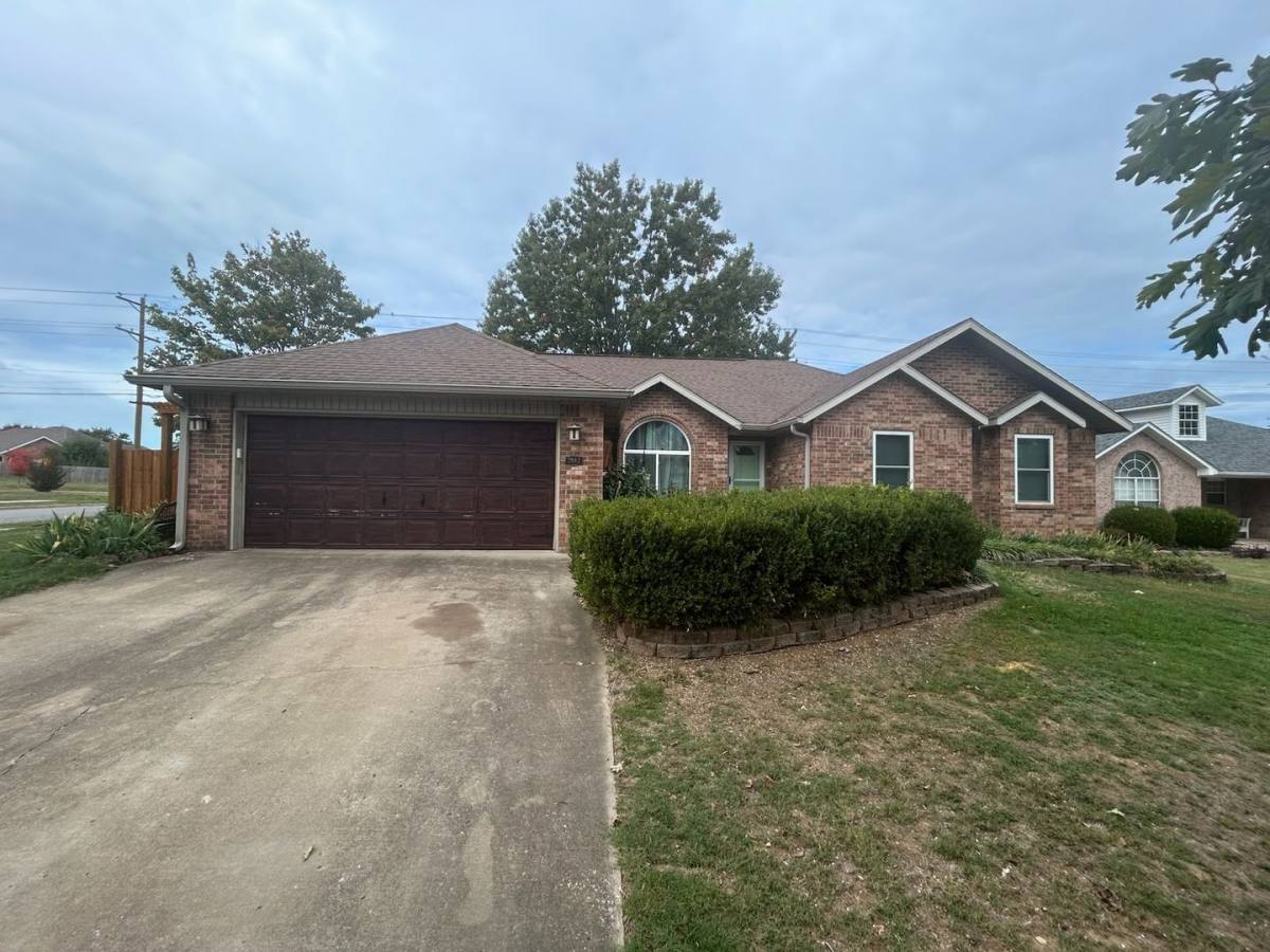 2012 SW Spruce Rd, Bentonville, AR 72713 - House for Rent - Image 2