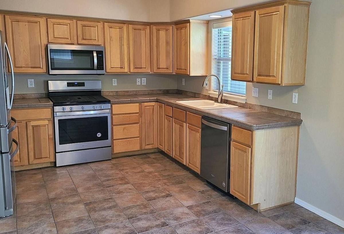 652 SE Gleneden Place, Bend, OR 97702 - House for Rent - Image 2