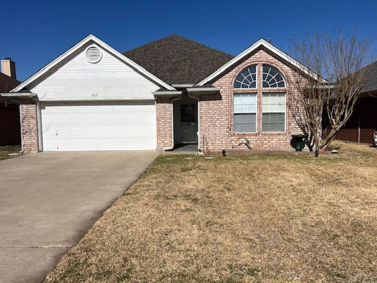 House for rent at 937 Meadow Circle N, Keller, TX 76248