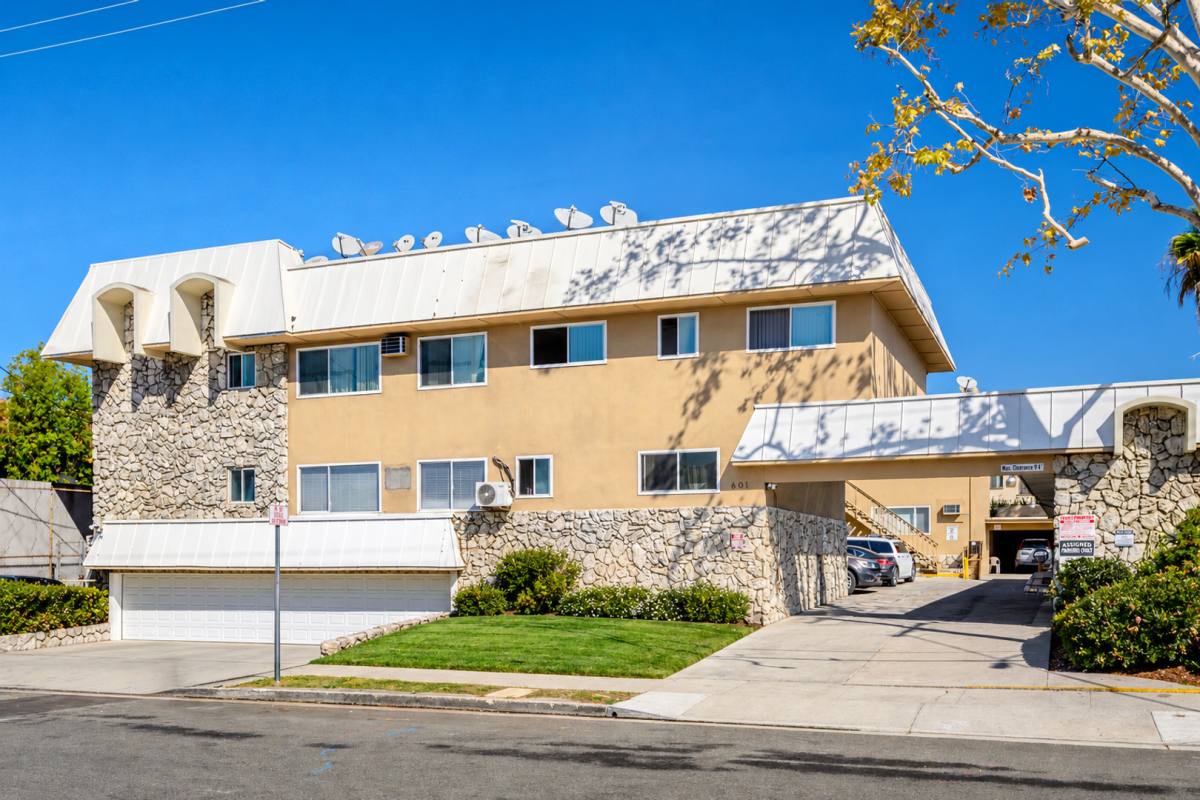 Apartment for rent at 601 E Acacia Ave, Glendale, CA 91205
