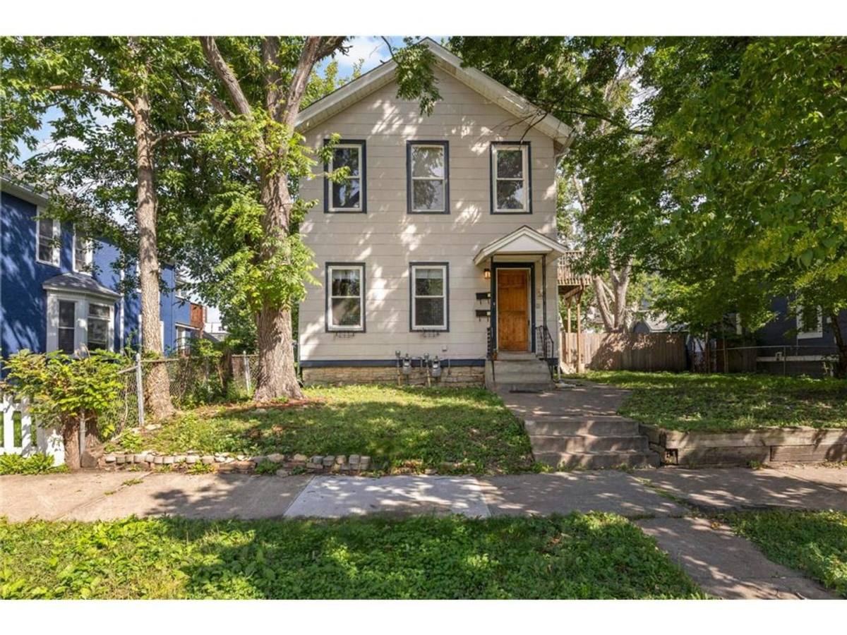 32 Douglas St, St. Paul, MN 55102 - Apartment for Rent - Image 1