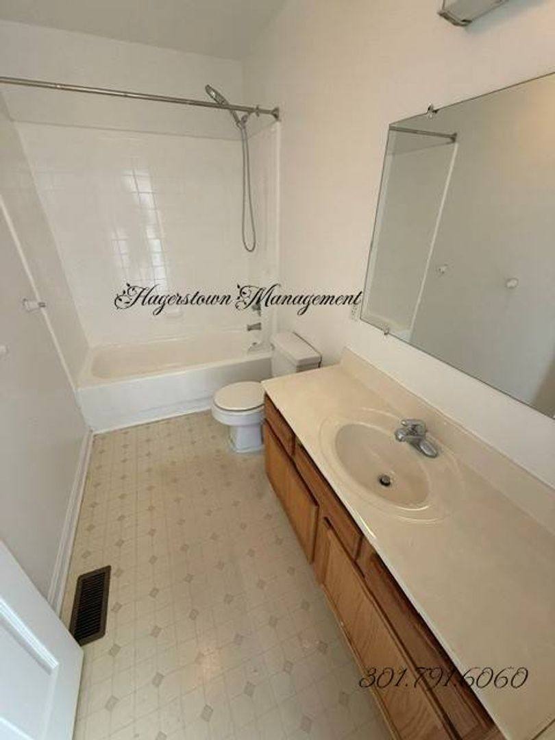 912 Lanvale St, Hagerstown, MD 21740 - Townhouse for Rent - Image 9