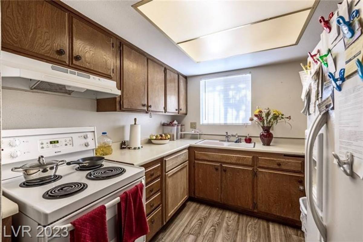 1308 N Jones, Las Vegas, NV 89108 - Townhouse for Rent - Image 2