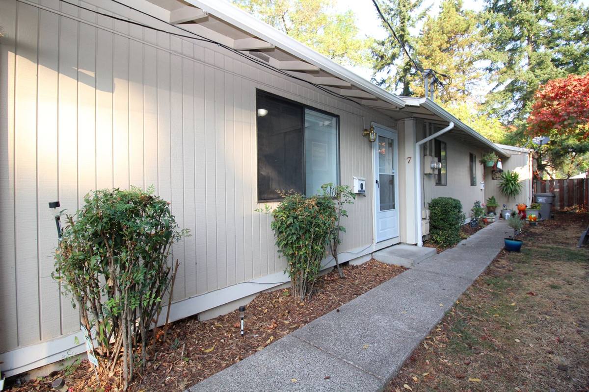 Apartment for rent at 7407-7409 SE Woodstock Blvd, Portland, OR 97206