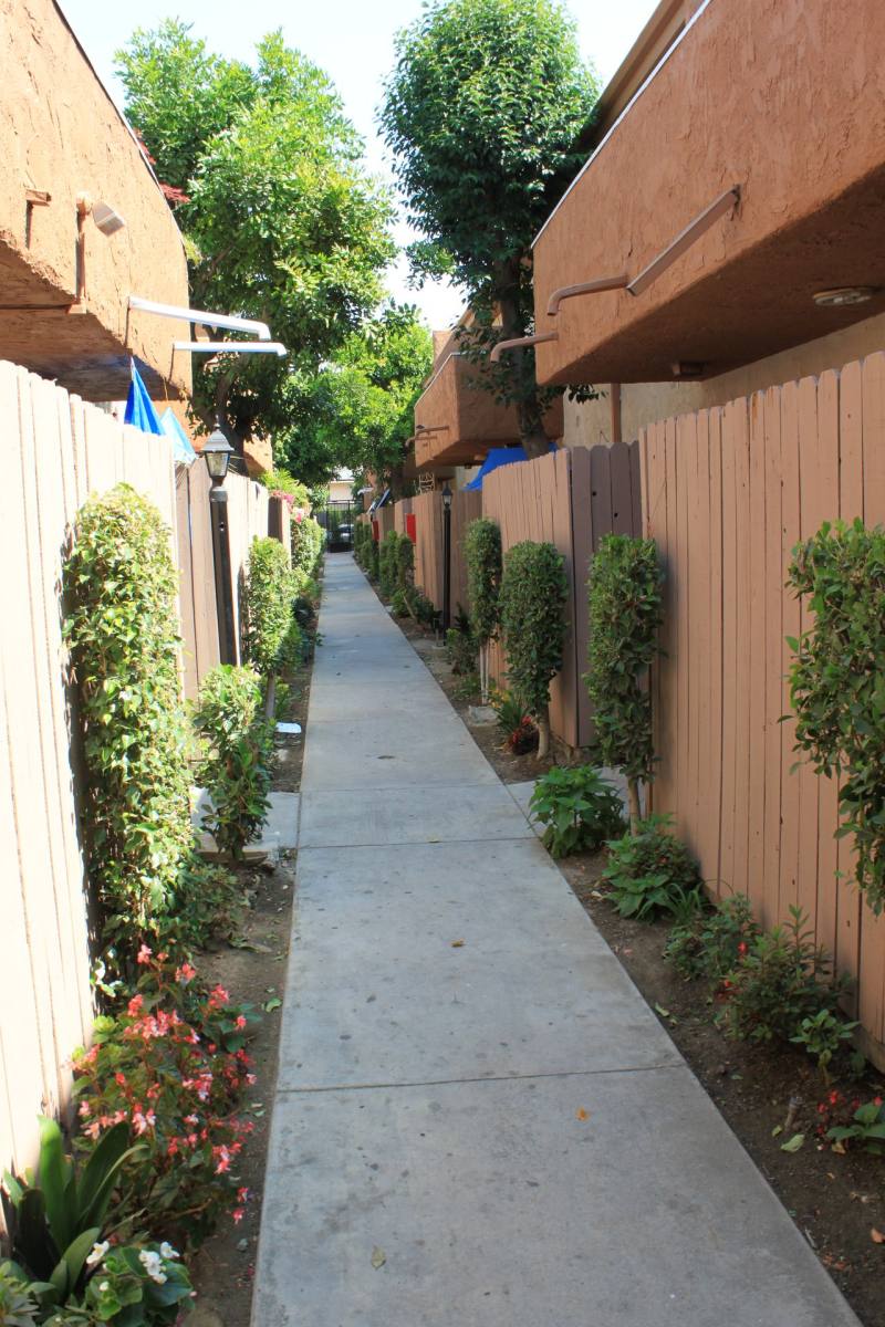 Oak Village, 20926-36 Gresham St, Canoga Park, CA 91304 - Apartment for Rent - Image 3