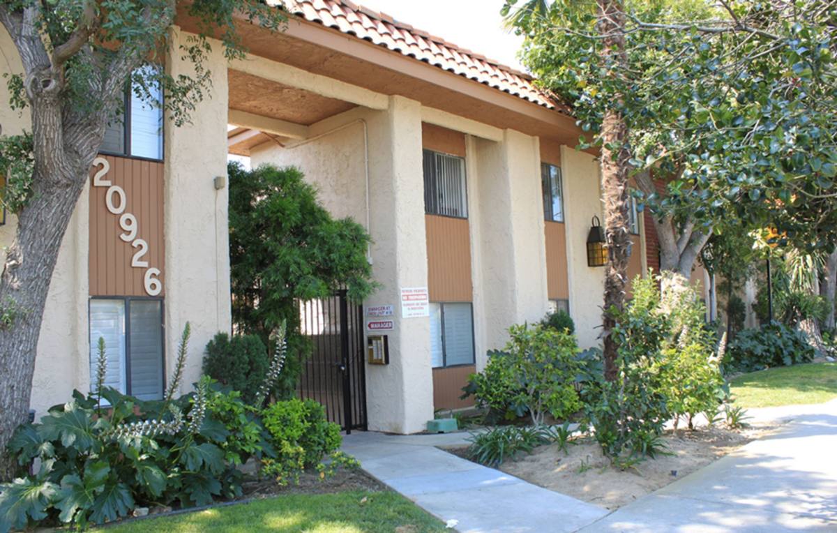 Oak Village, 20926-36 Gresham St, Canoga Park, CA 91304 - Apartment for Rent - Image 2