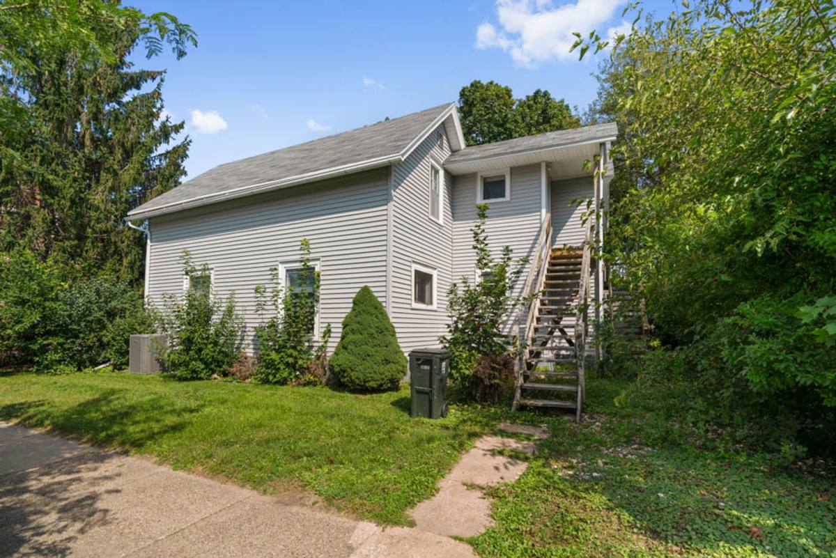 220 W 9th St, Cedar Falls, IA 50613 - Townhouse for Rent - Image 2