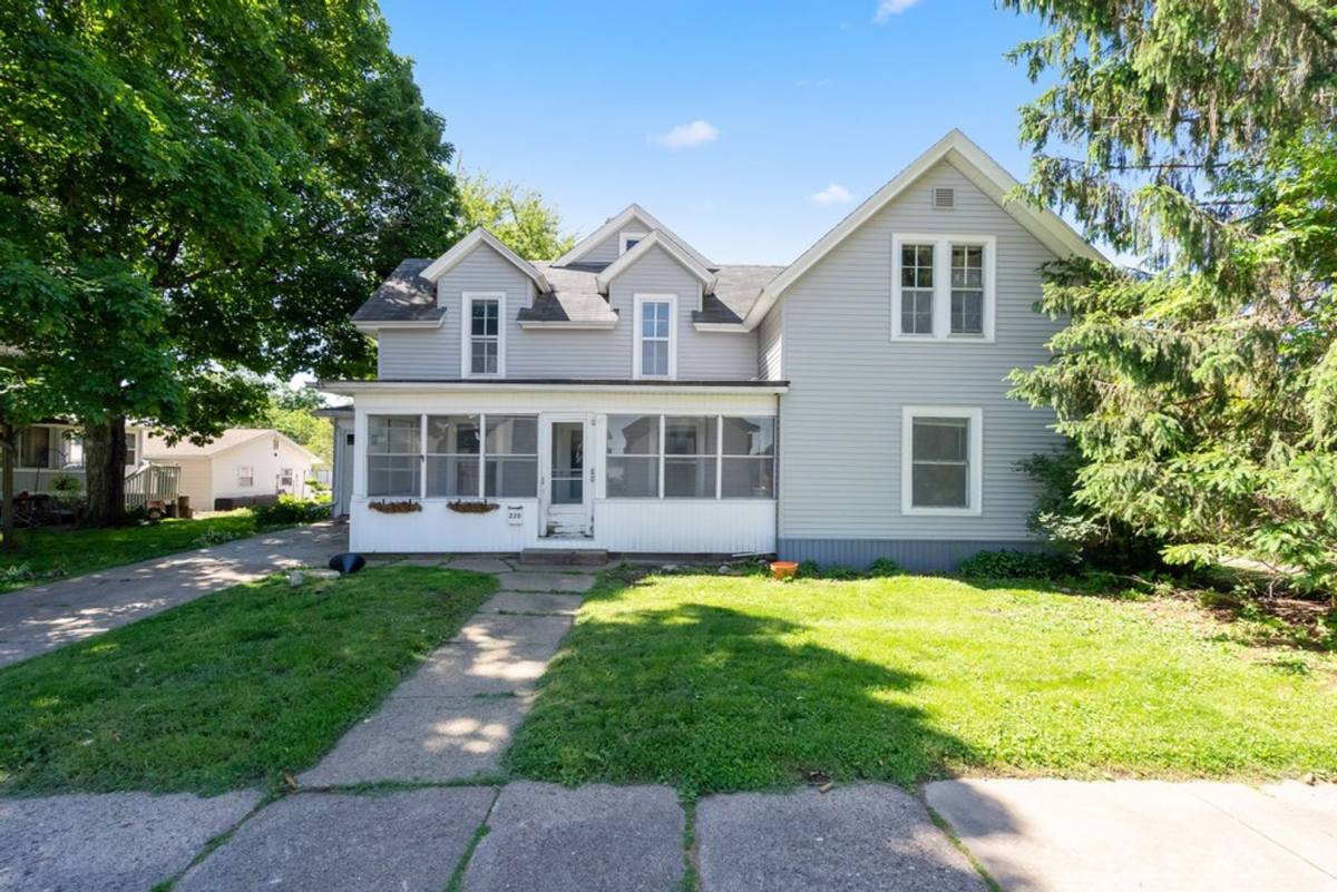 220 W 9th St, Cedar Falls, IA 50613 - Townhouse for Rent - Image 3