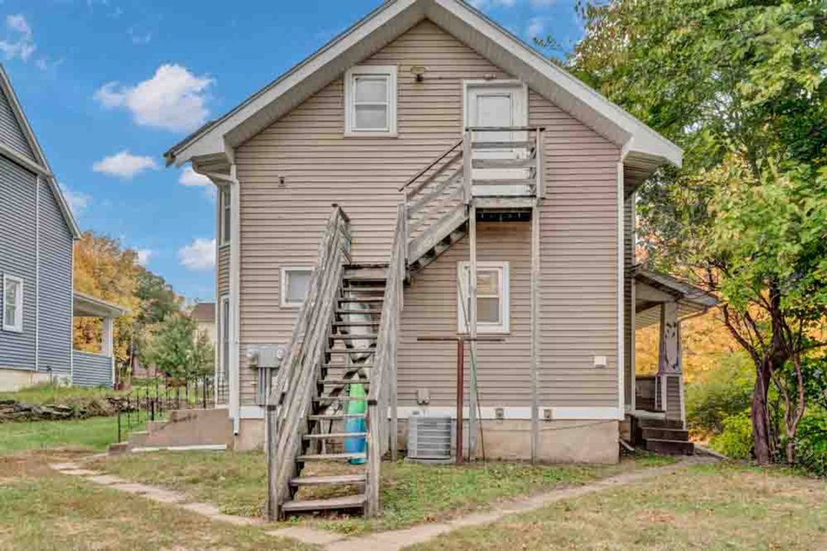 1120 1/2 Washington St, Cedar Falls, IA 50613 - Townhouse for Rent - Image 1