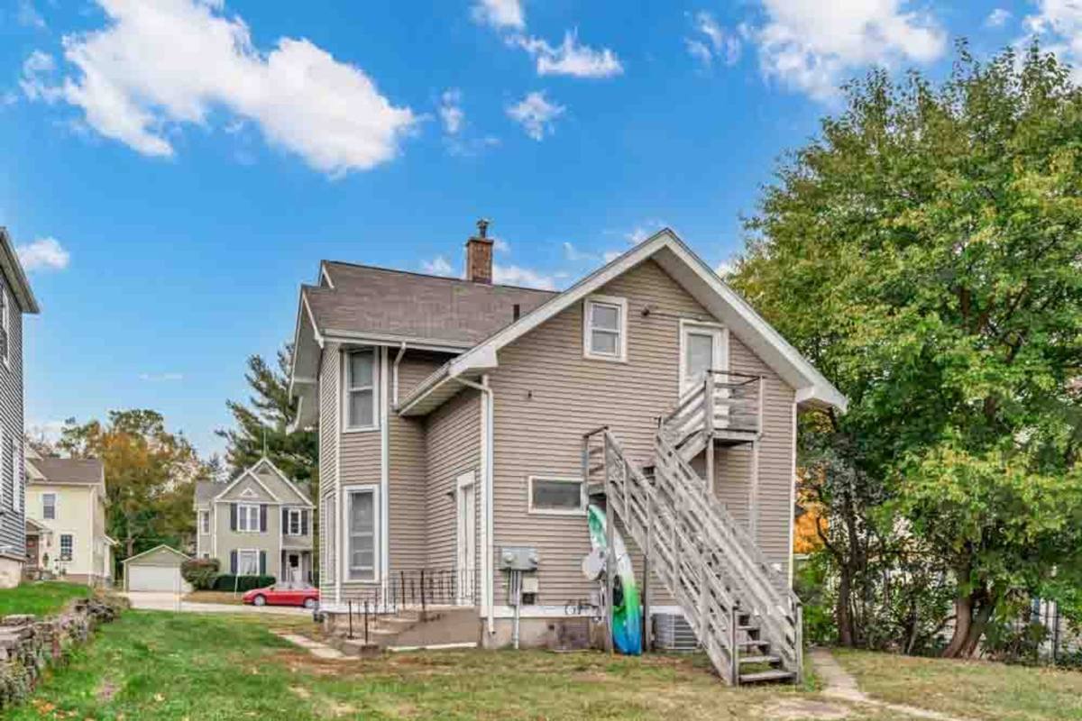 1120 1/2 Washington St, Cedar Falls, IA 50613 - Townhouse for Rent - Image 2