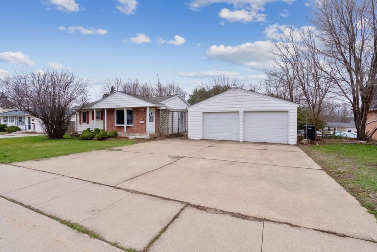 2011 Waterloo Rd, Cedar Falls, IA 50613 - House for Rent - Image 3