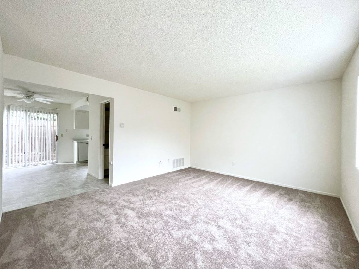 2167 Via Esmarca #2, Oceanside, CA 92054 - Townhouse for Rent - Image 2
