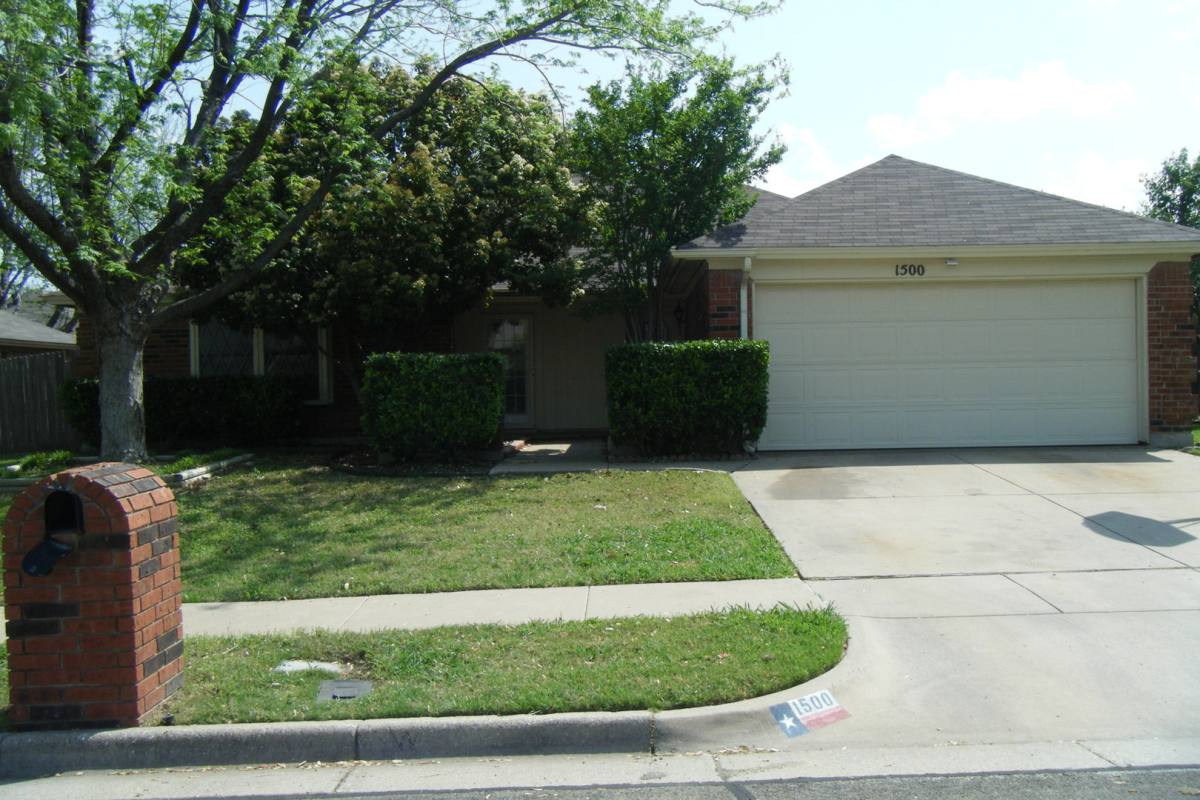 House for rent at 1500 Garrison St, Arlington, TX 76018