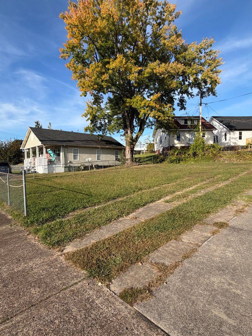917 Myrtle St, Kingsport, TN 37660 - House for Rent - Image 2