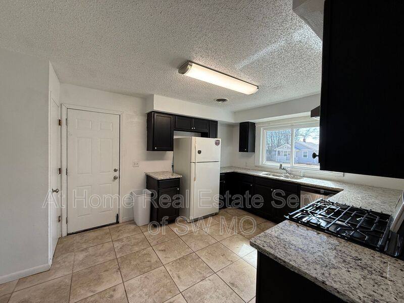 1731 W Walnut St, Springfield, MO 65806 - House for Rent - Image 3
