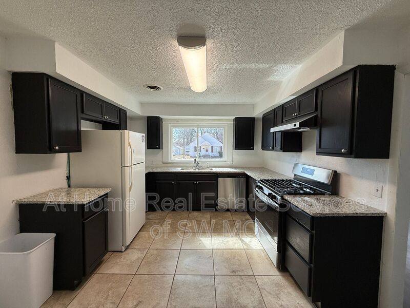 1731 W Walnut St, Springfield, MO 65806 - House for Rent - Image 4