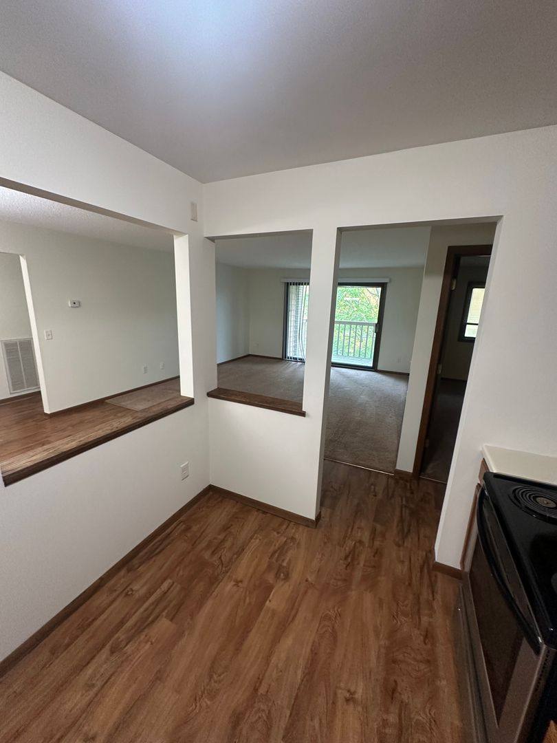 Cedar Pointe, 2130 E Old Shakopee Rd, Minneapolis, MN 55425 - Apartment for Rent - Image 4