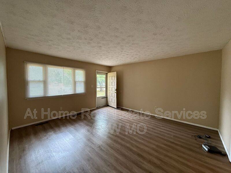 1833 N Lone Pine Ave, Springfield, MO 65803 - House for Rent - Image 7