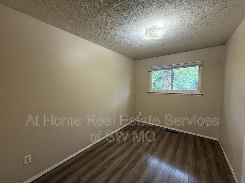 1833 N Lone Pine Ave, Springfield, MO 65803 - House for Rent - Image 4