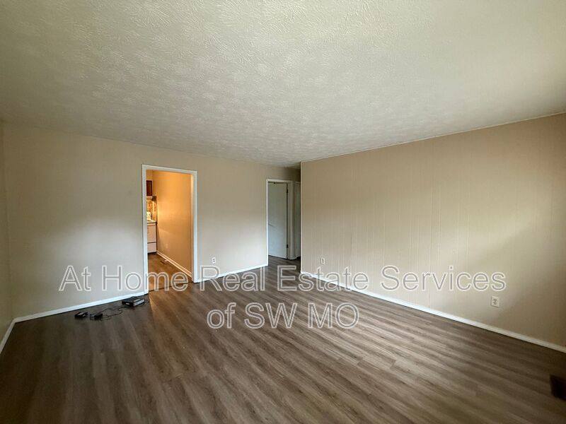 1833 N Lone Pine Ave, Springfield, MO 65803 - House for Rent - Image 2