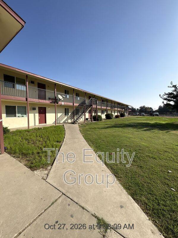 Apartment for rent at 352 S Blackstone St #13, Tulare, CA 93274